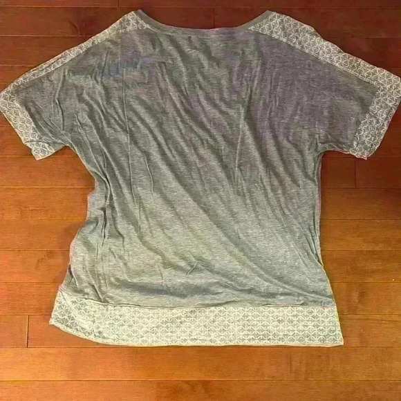 J Crew Gray Short Sleeve T Shirt with White and Pink Detailing - Picture 6 of 7